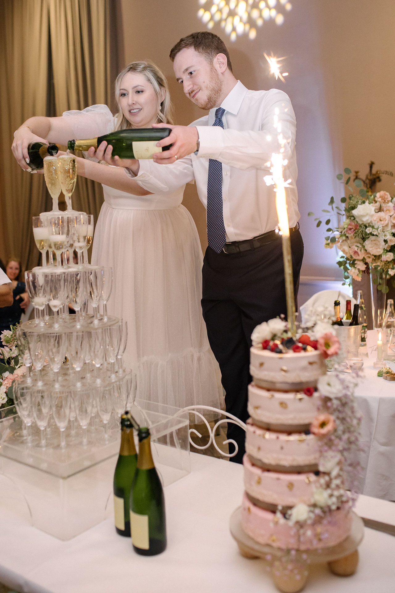 Instant figé des mariés devant leur gâteau de mariage, décor nocturne