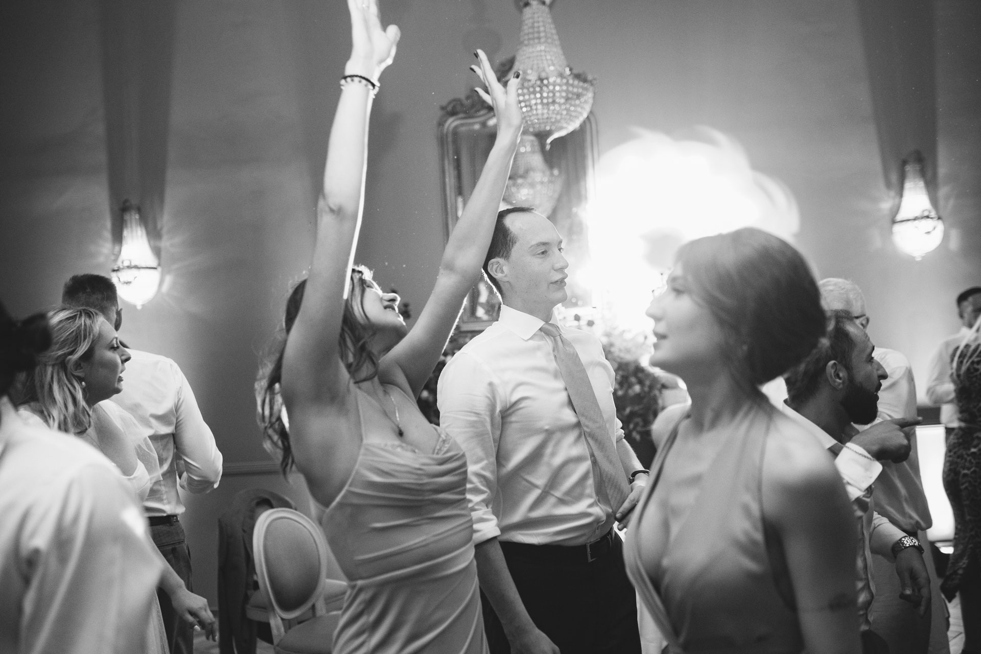 Photo finale de la soirée avec les mariés entourés de leurs invités, joie collective