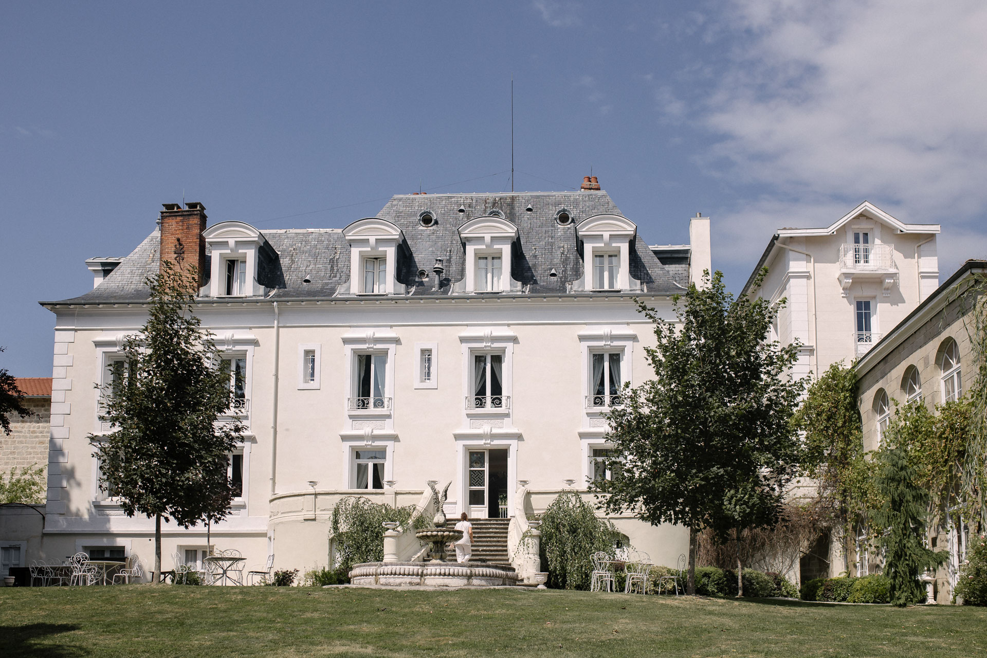 Vue du Château de Chazelles sous un ciel d'été en Haute-Loire, lieu du mariage d'Iulia et Gaetan