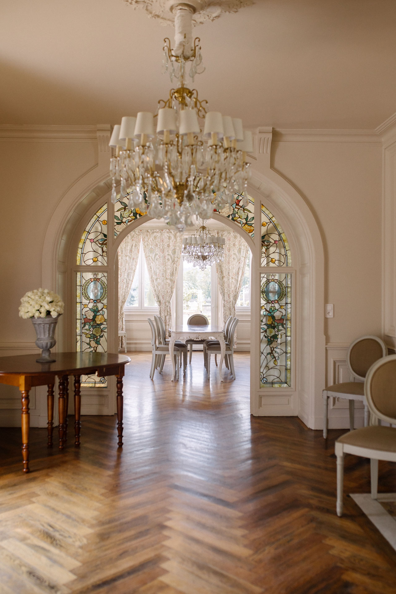 Intérieur élégant du Château de Chazelles avec parquet ancien et lumière naturelle