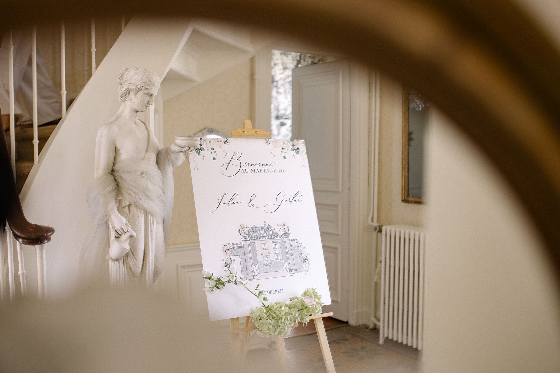 Le panneau d’accueil illustré par AudreyCree, placé à l'entrée du château