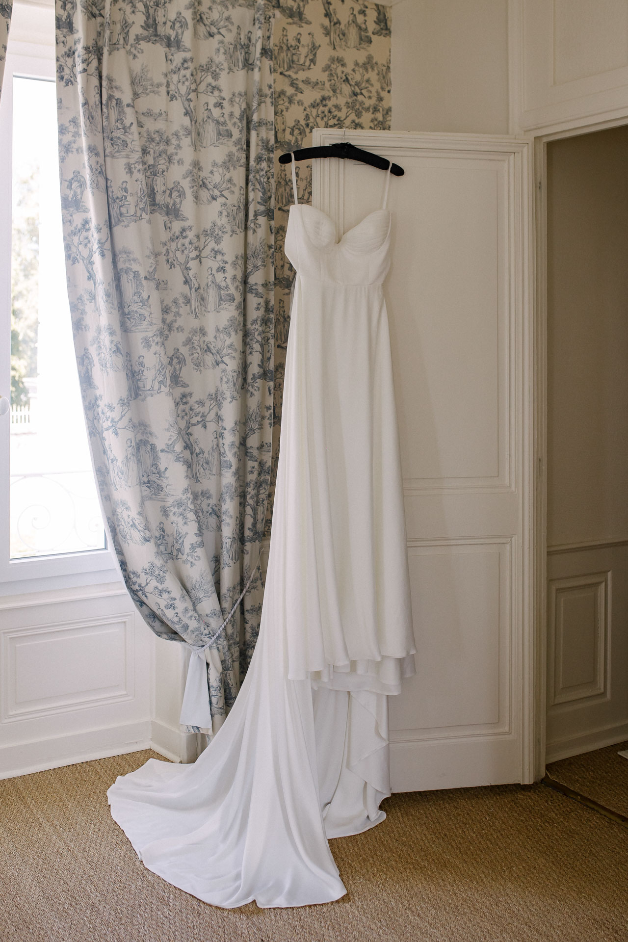La robe d’Iulia accrochée à une armoire, baignée de lumière naturelle