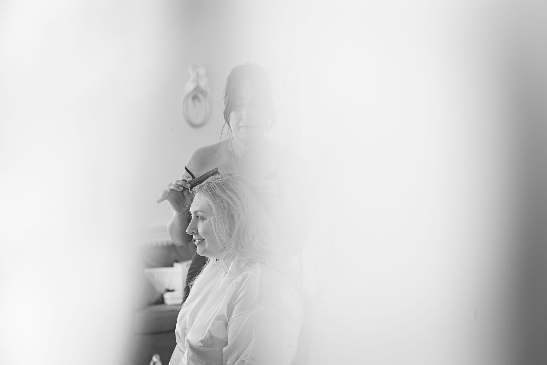 Instant de préparation de la mariée, dans une lumière douce et rêveuse