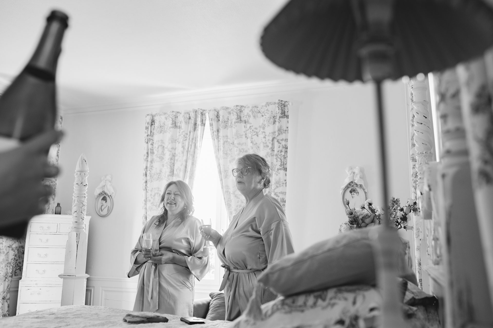 Les préparatifs de la mariée avec sa maman, dans une ambiance chaleureuse