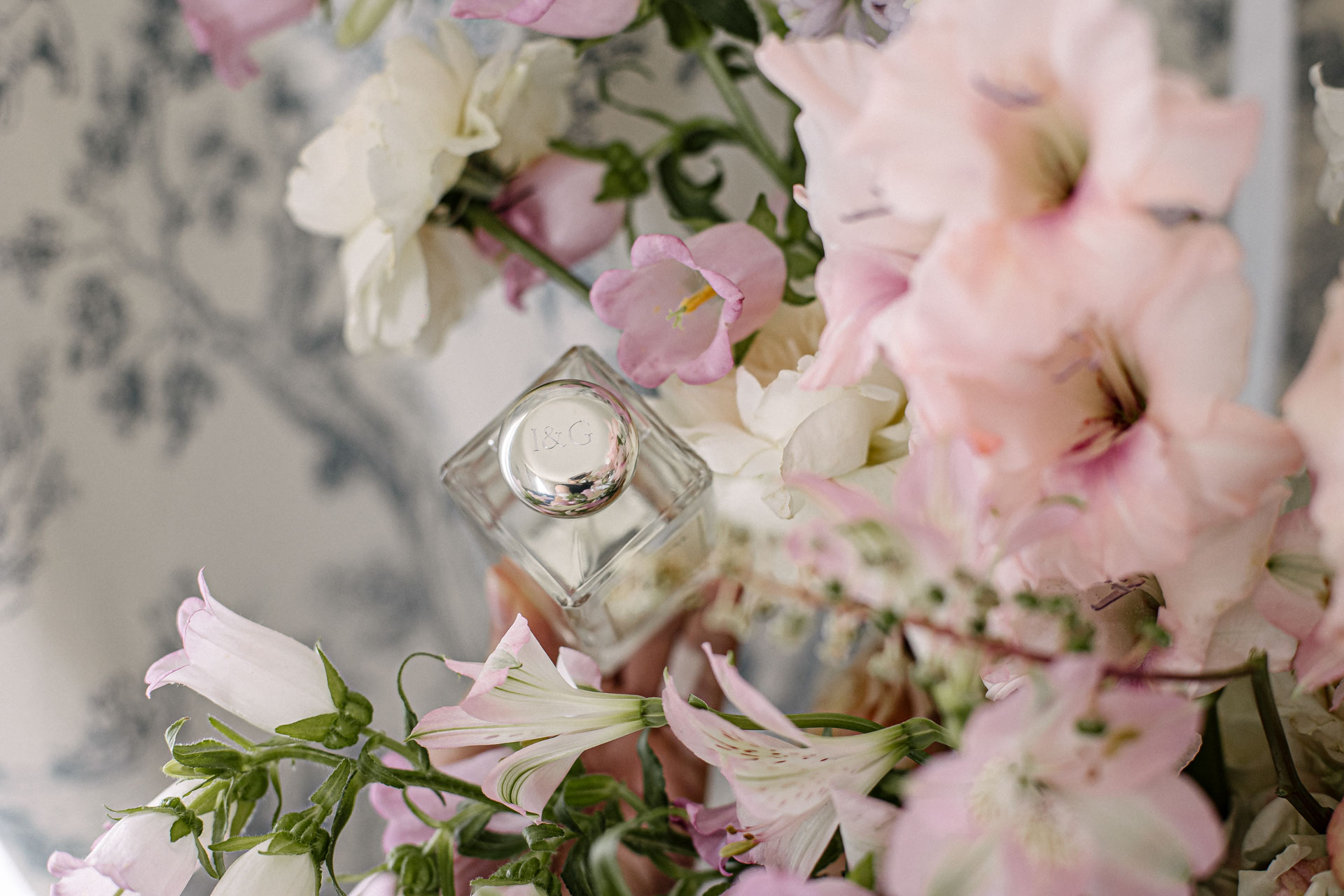 Détail poétique du parfum de la mariée parmi les fleurs pastel