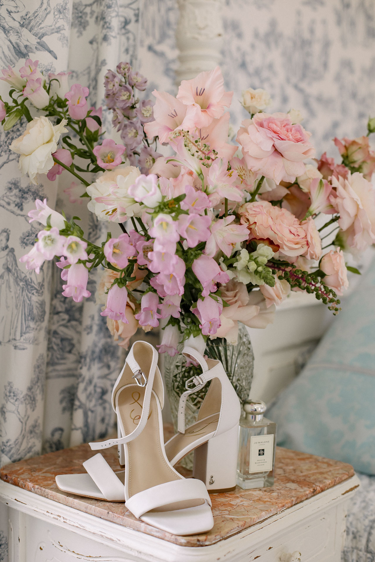 Composition florale romantique avec les chaussures de la mariée