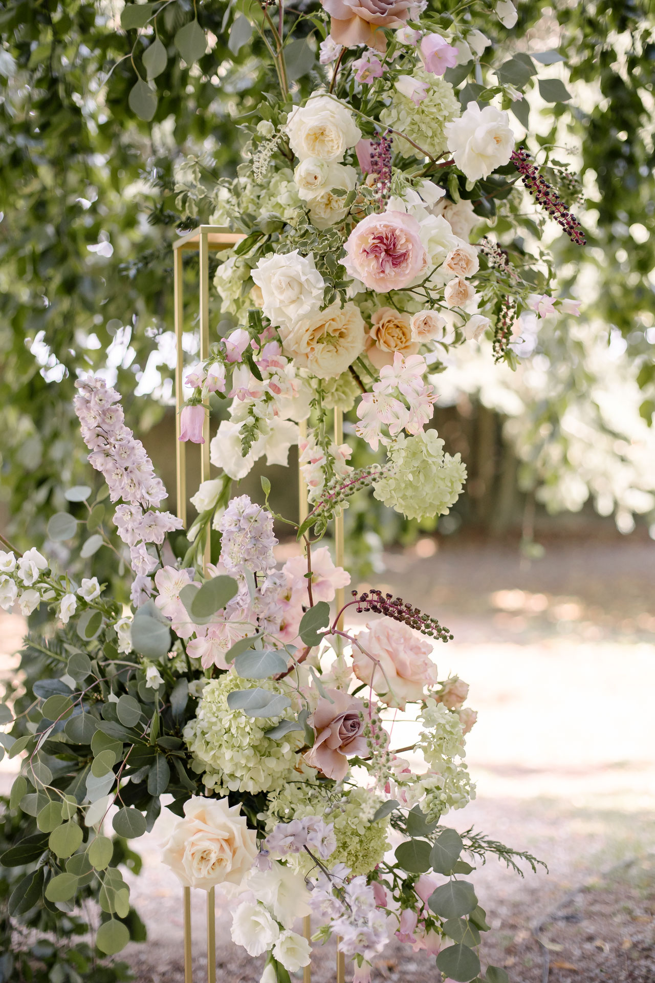 Détail du décor floral signé Inellay Floral sous le hêtre remarquable