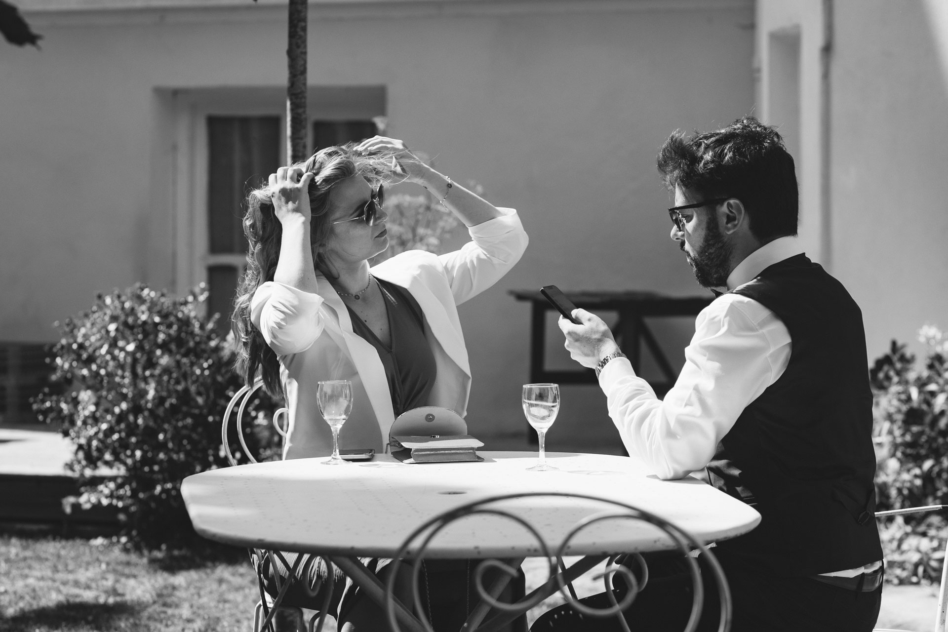Échange de regards entre invités à une table du cocktail