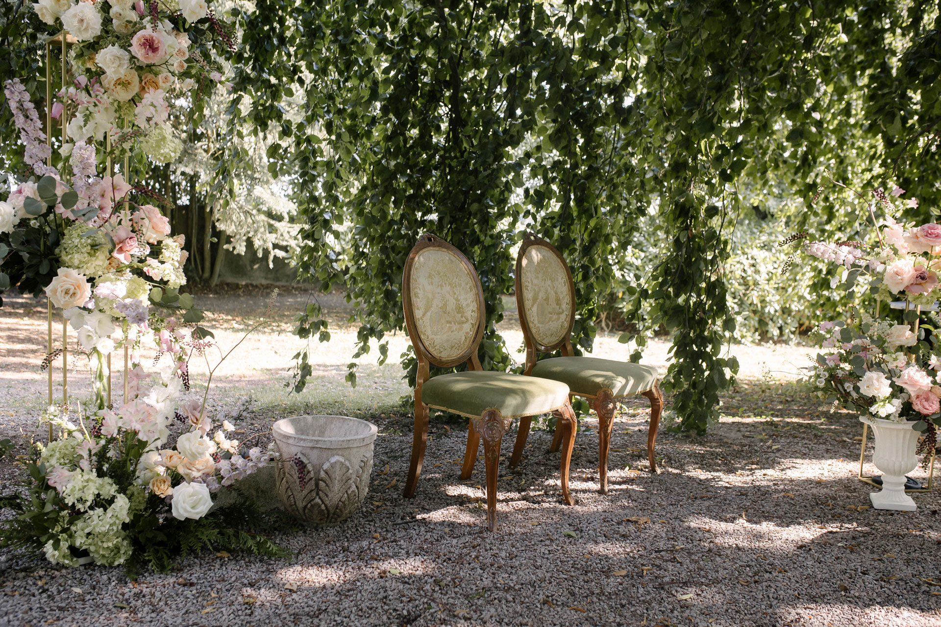 Arche florale immersive de la cérémonie laïque, avec chaises anciennes