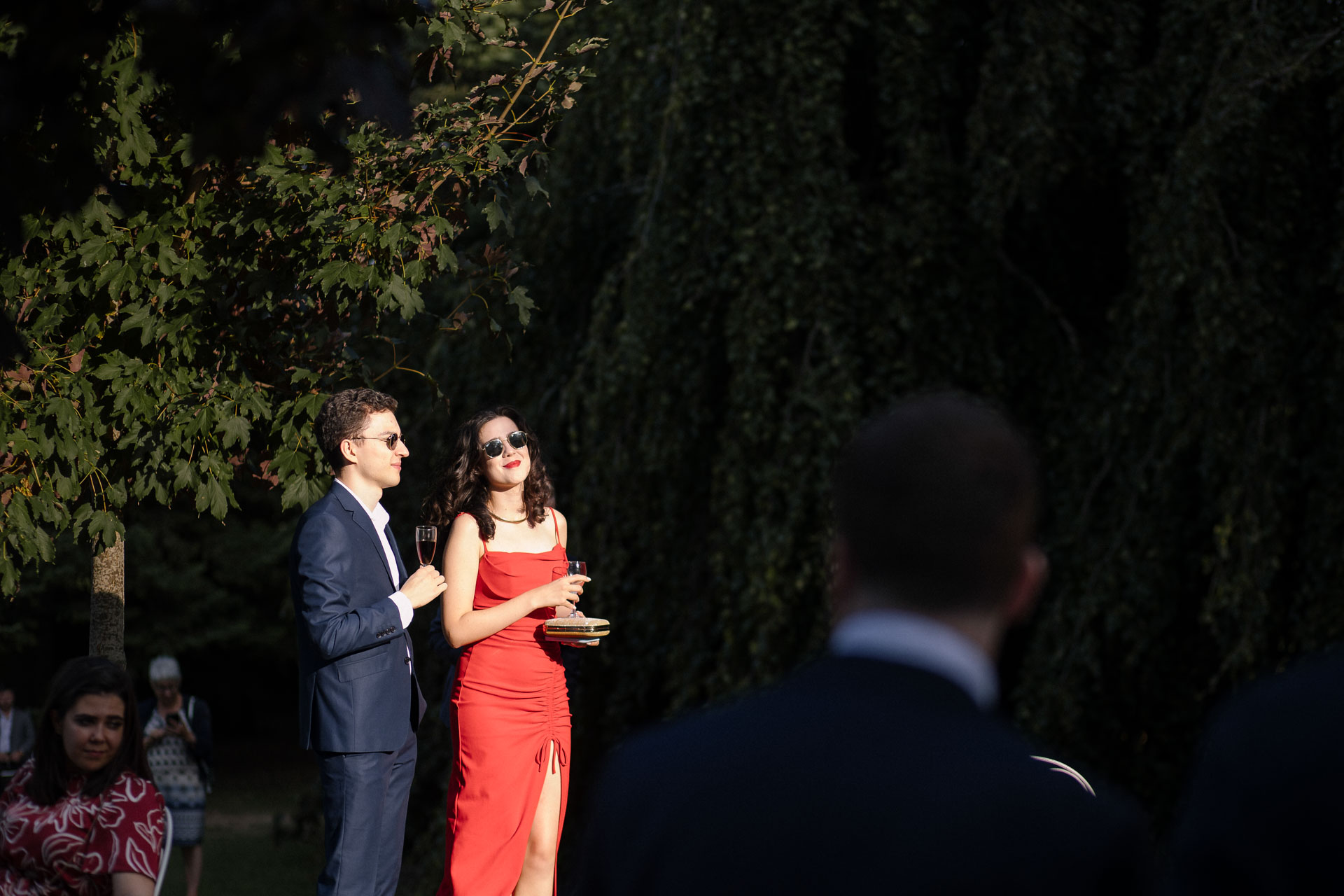 Un couple chic trinque en profitant du soleil de fin d’après-midi, lors du cocktail