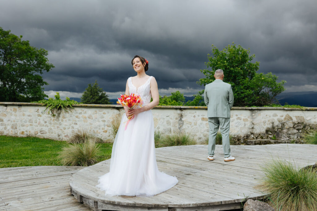 Découverte des mariés sur une terrasse face aux collines de la Loire, ciel d'orage