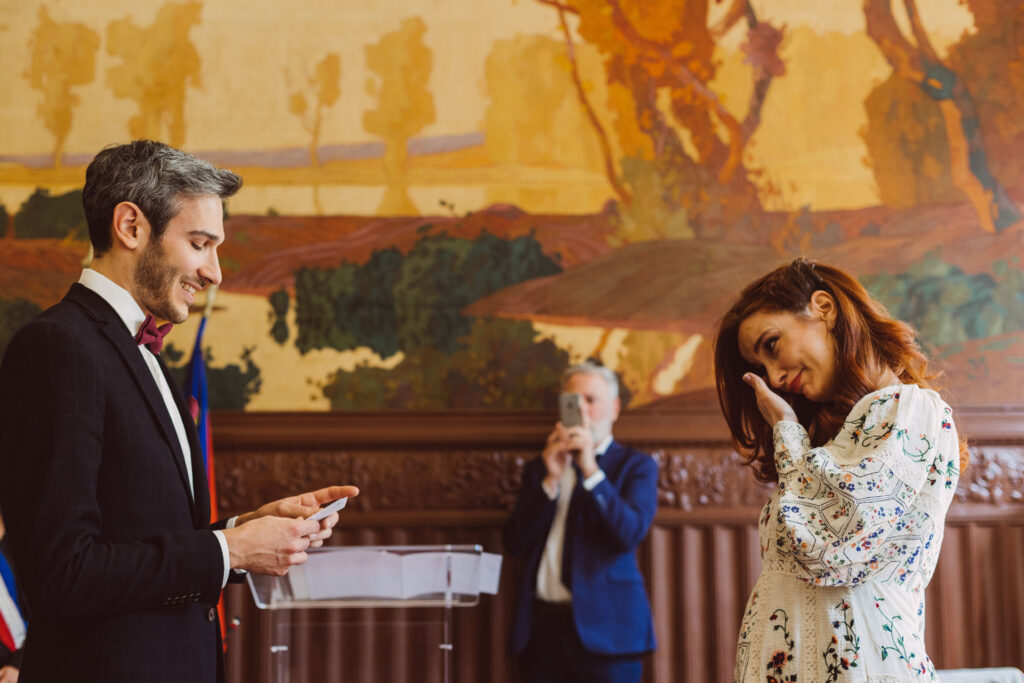 Émotion pendant une cérémonie de mariage civil en mairie