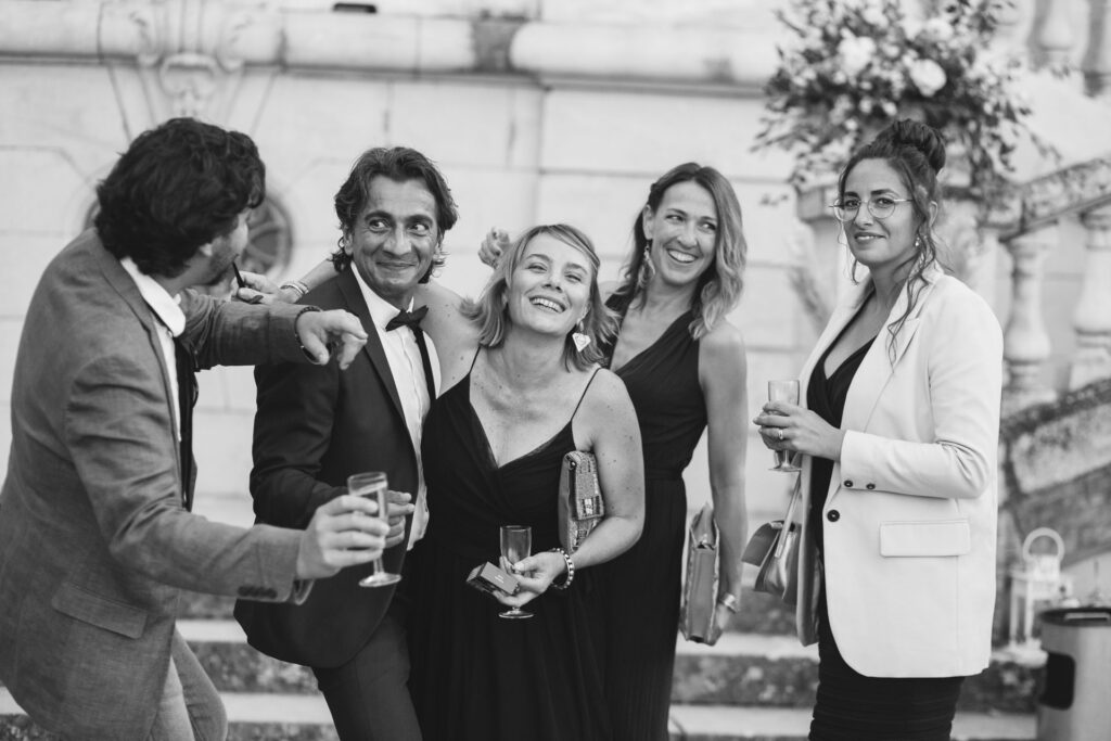 Groupe d'invités complices, photo en noir et blanc pendant le cocktail