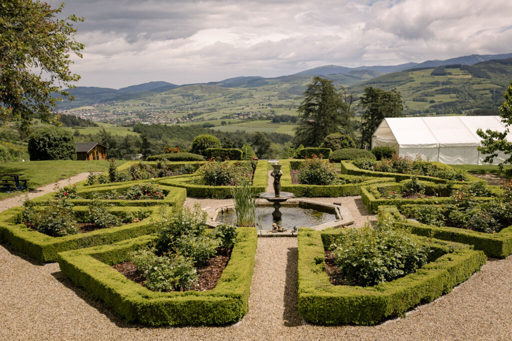 Vue sur les jardins à la française et la vallée depuis le lieu de réception